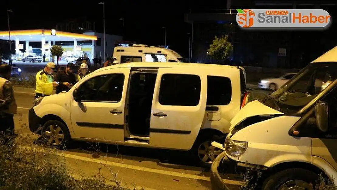 Sivas'ta trafik kazası: 2'si polis 3 yaralı