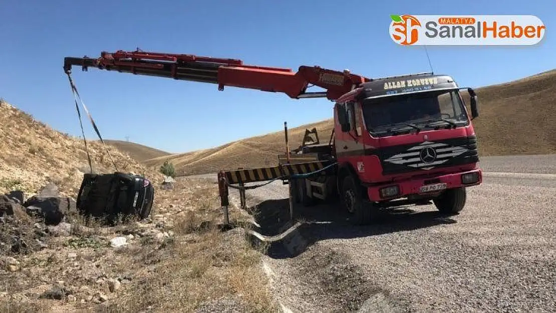 Sivas'ta yoldan çıkan otomobil devrildi: 2 yaralı