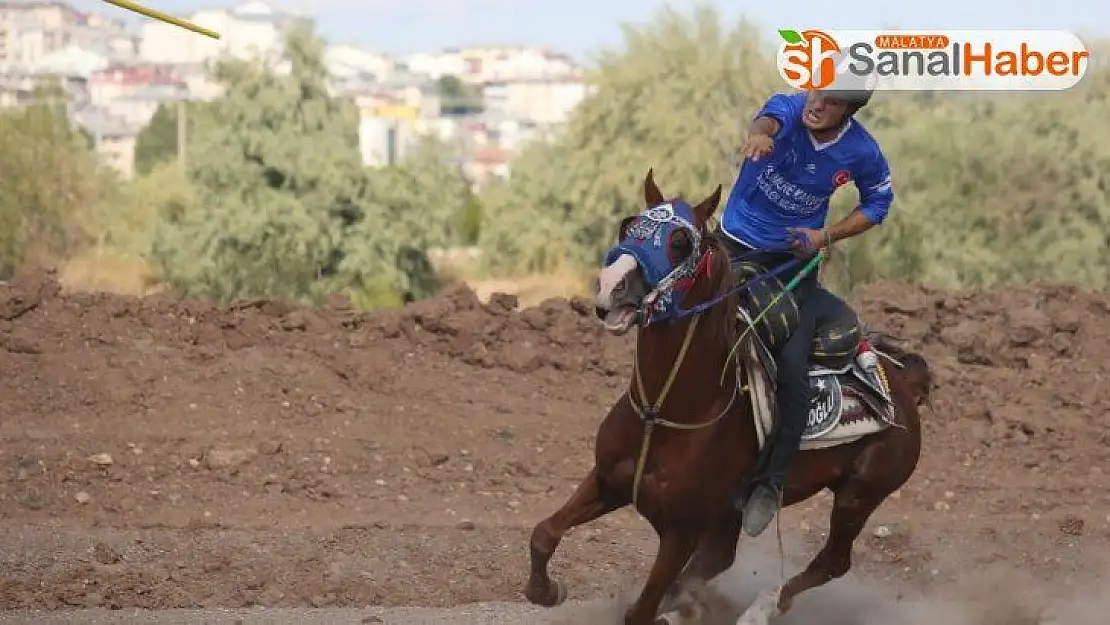 Sivas'taki atlı cirit müsabakaları nefes kesti