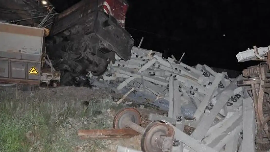Yük Trenleri Çarpıştı: 1 Ölü 1 Yaralı