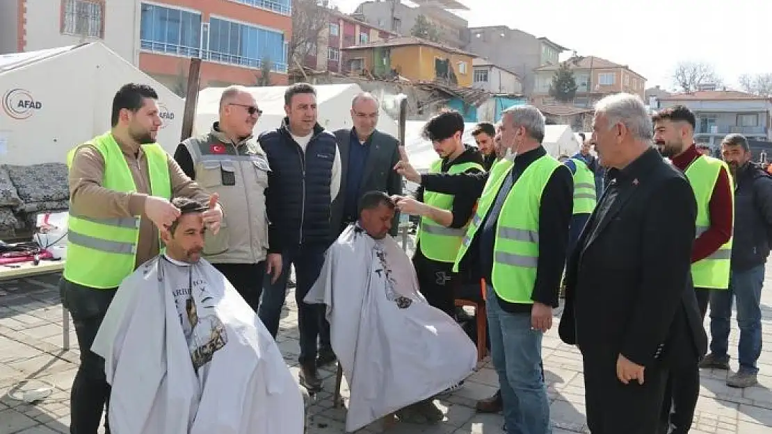 'Sivaslı gönüllü kuaförler Doğanşehir´de depremzedeleri tıraş etti'