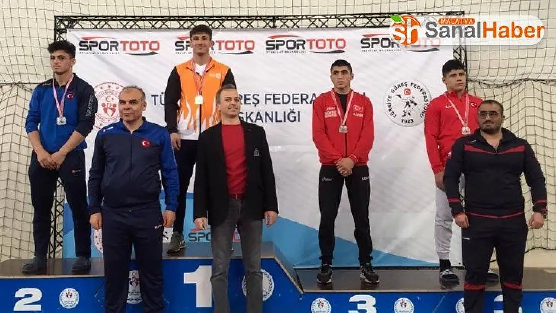 Sivaslı güreşçiler 3 madalya kazandı