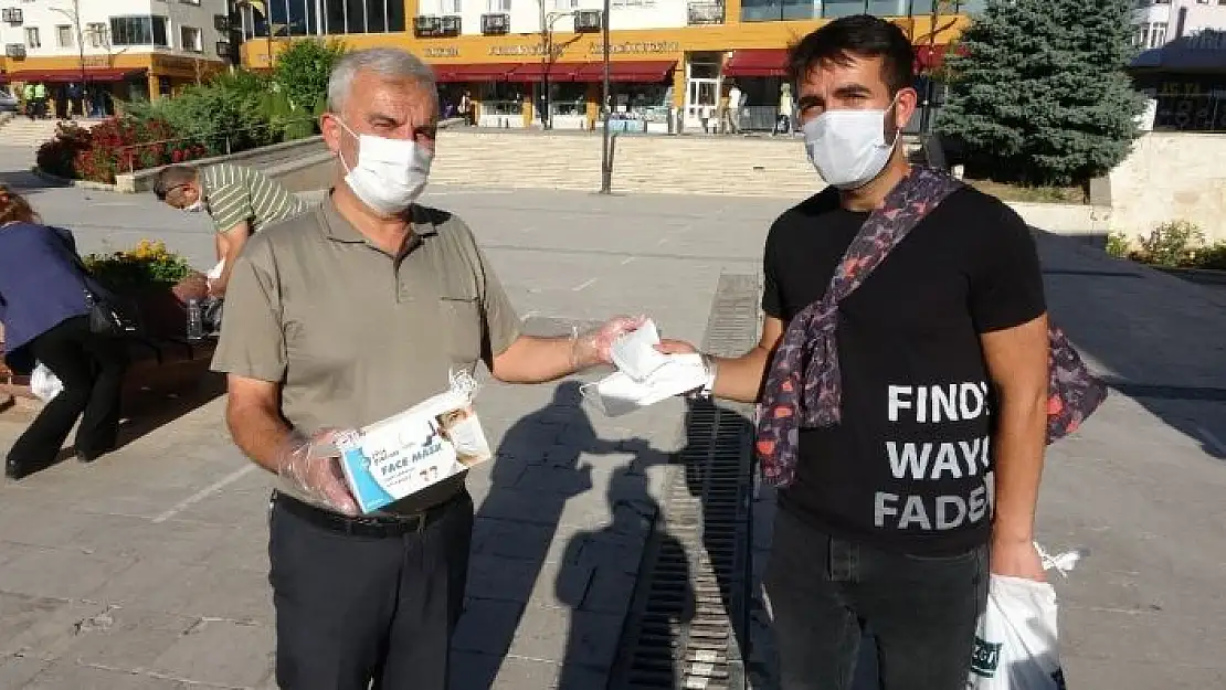 'Sivaslı iş adamı memleketinde 15 bin adet maske dağıttırdı'