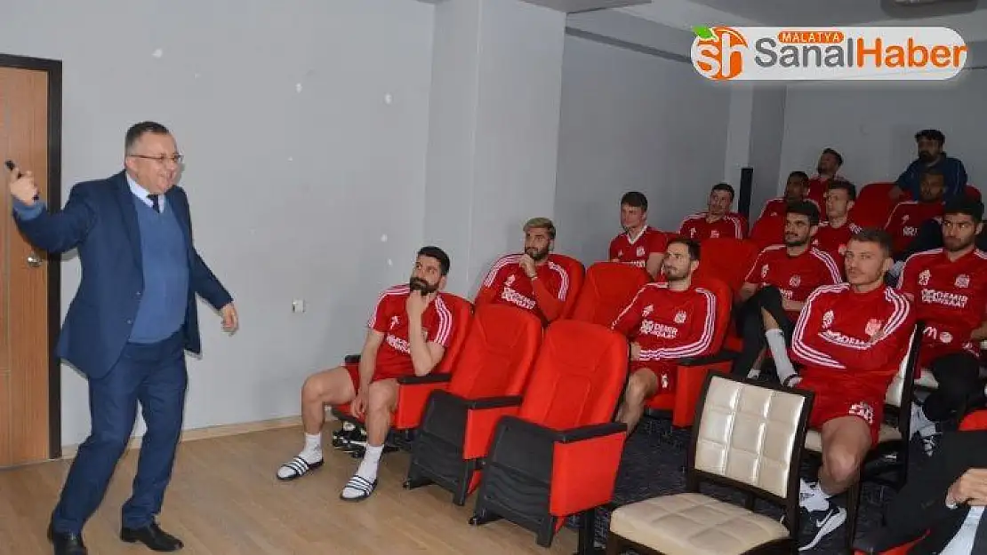 Sivasspor'da futbolculara korona virüs eğitimi verildi