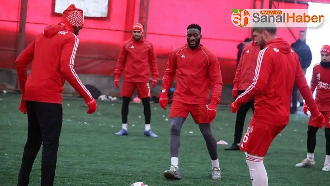 Sivasspor kapalı sahada çalıştı