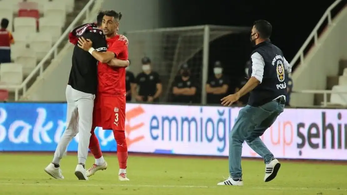 'Sivasspor-Petrocub maçında sahaya taraftar girdi'