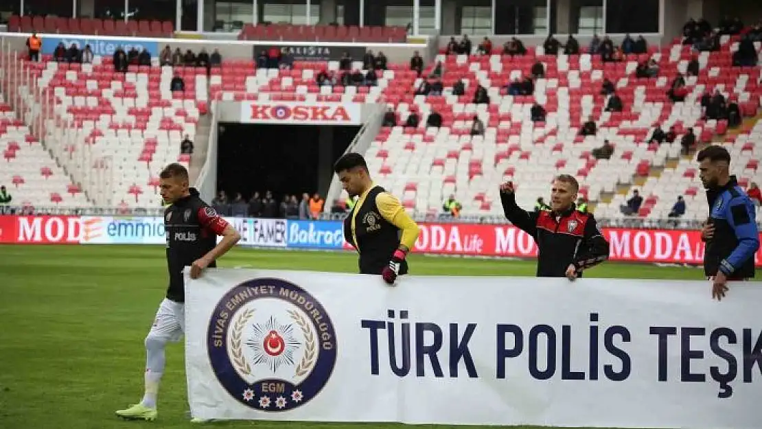 'Sivassporlu futbolcular maça polis kıyafetiyle çıktı'