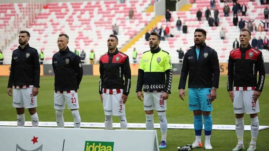 'Sivassporlu futbolcular, sahaya polis üniforması ile çıktı'
