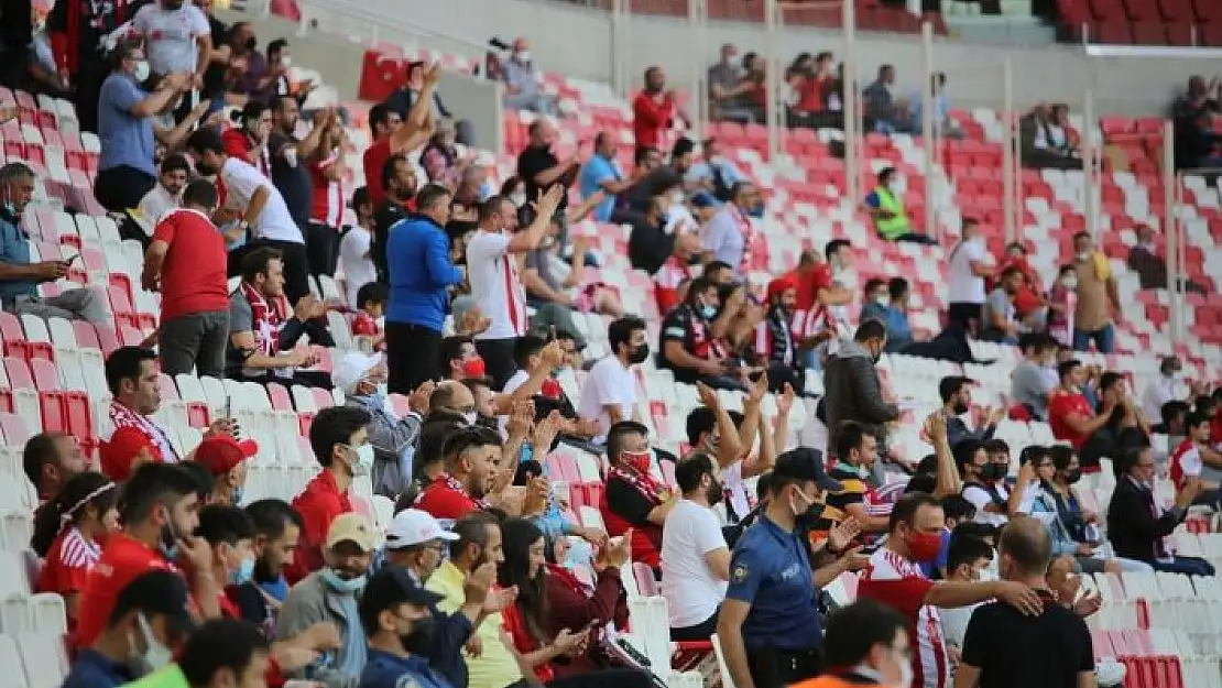 'Sivassporlu taraftarlar tribünlerde'
