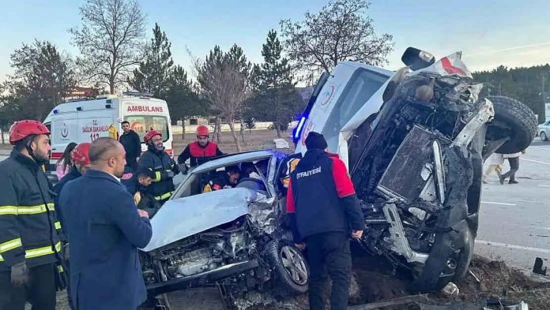 'Sivasta ambulans ile otomobil çarpıştı: 3 kişi yaralandı'