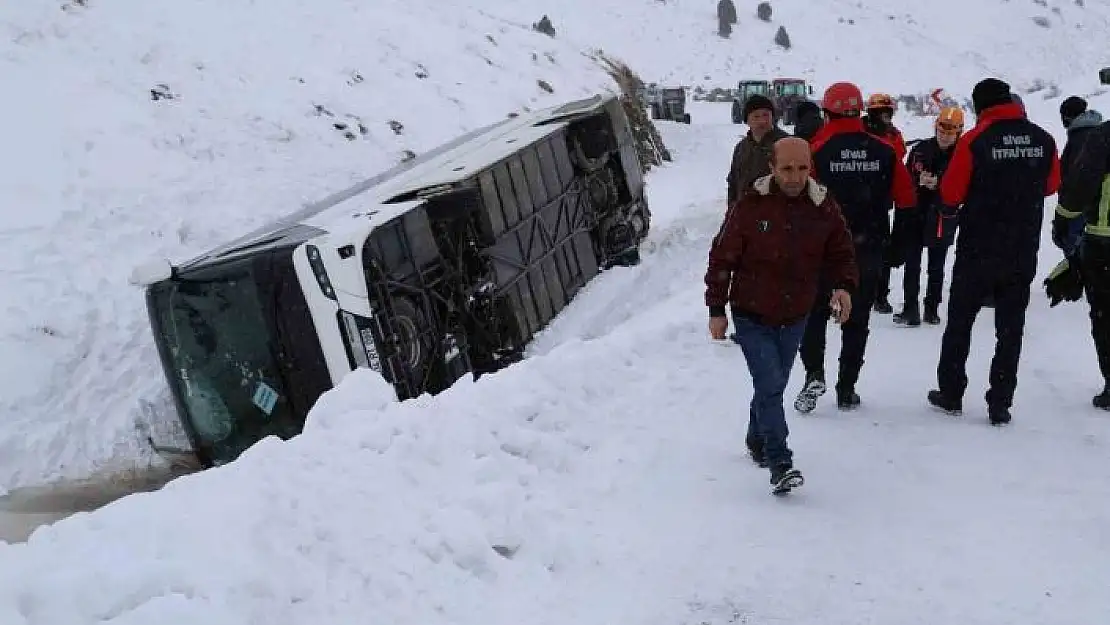 'Sivasta cenaze yakınlarını taşıyan otobüs devrildi: 20 yaralı'