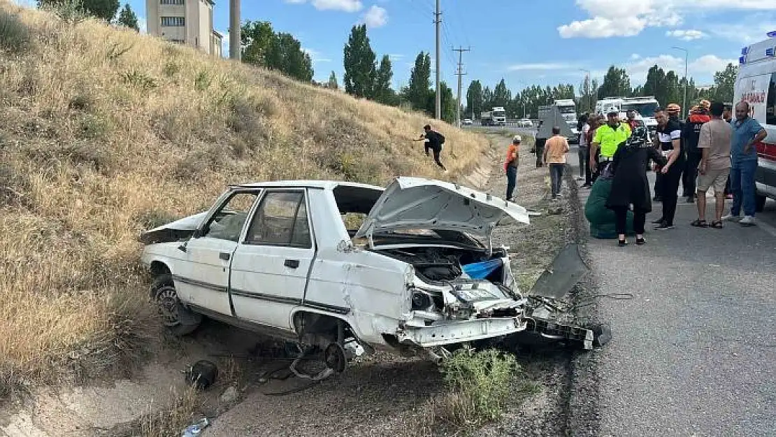 'Sivasta kontrolden çıkan otomobil devrildi: 1i ağır 5 yaralı'