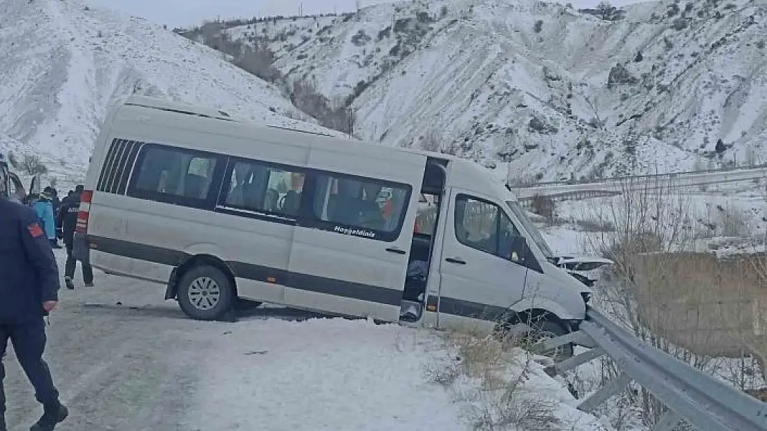 'Sivasta minibüs ile otomobilin çarpıştı: 26 yaralı'