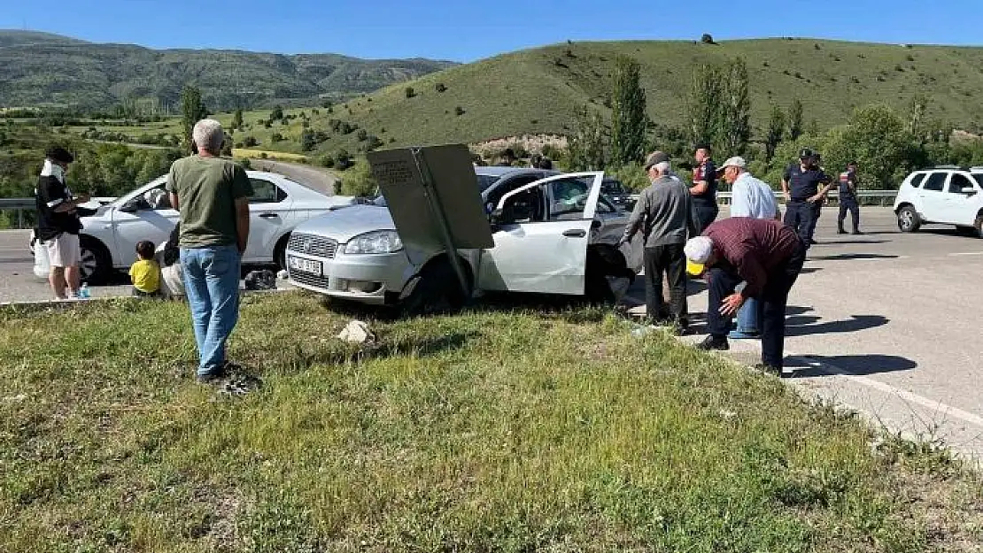 'Sivasta otomobiller çarpıştı: 2si çocuk 8 yaralı'