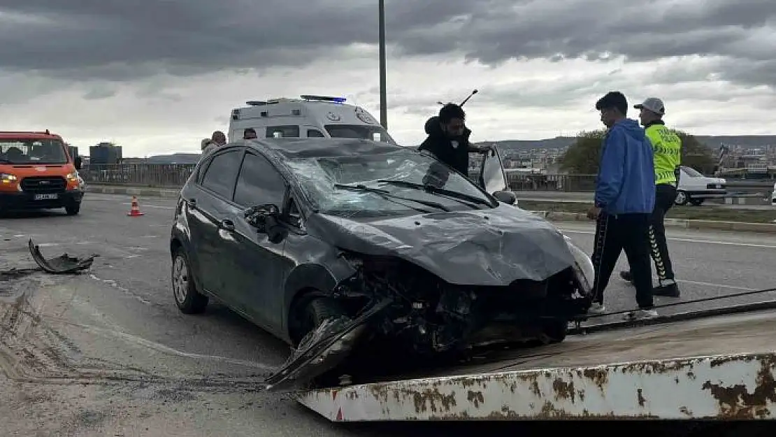 'Sivasta otomobiller çarpıştı: 3 yaralı'