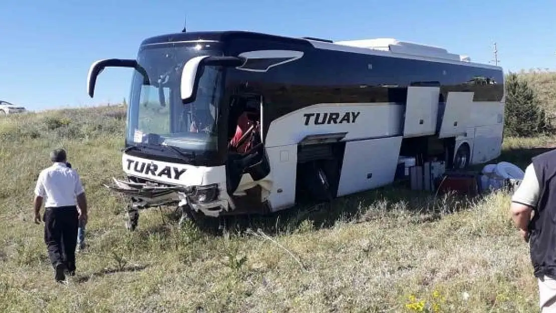 'Sivasta yolcu otobüsü yoldan çıktı: 8 yaralı'