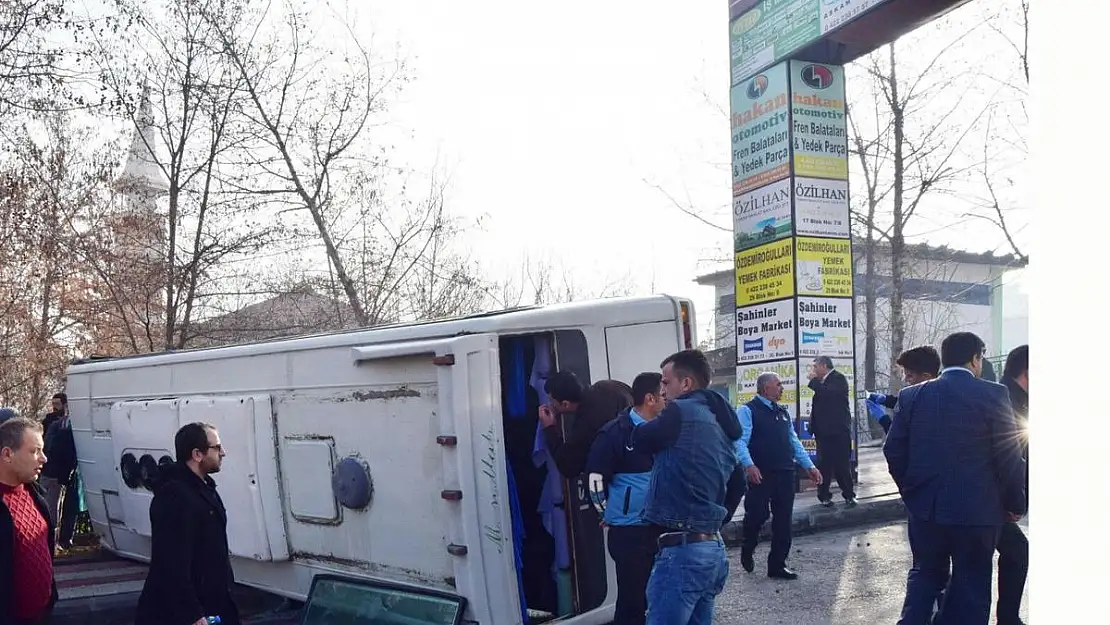 MALATYA´DA İŞÇİ SERVİSİ DEVRİLDİ: 4 YARALI