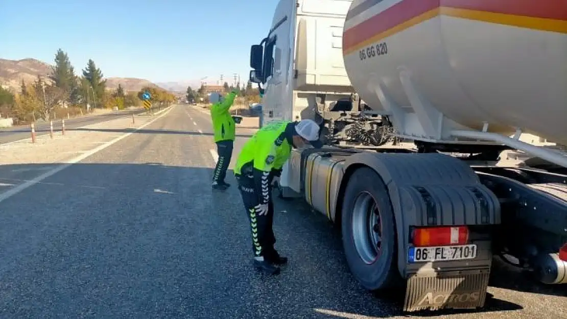 'Sokağa çıkma kısıtlamasında yol uygulaması'