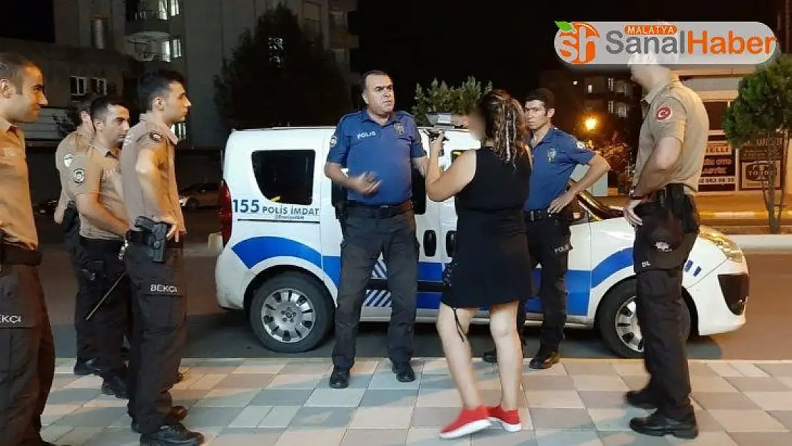 Sokaklarda bağırıp araçların önüne atlayan alkollü kadın gözaltında