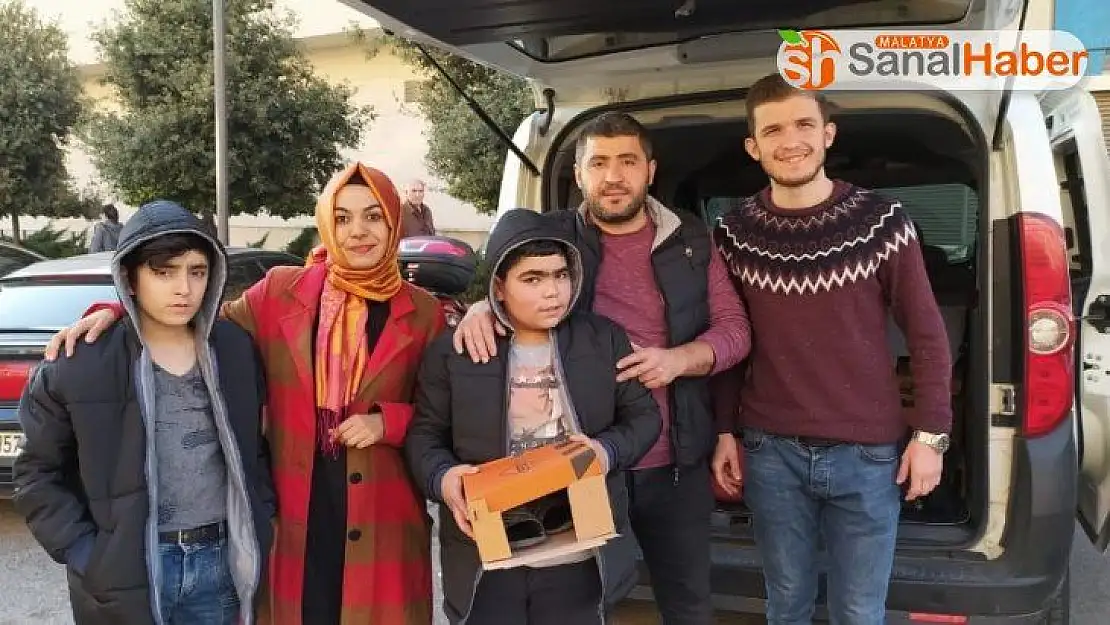 Sokakta çalışan çocuklara bot ve mont yardımı