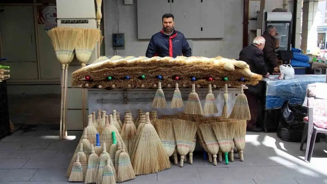 'Son teknoloji robot süpürgelerin asırlık rakibi direniyor'