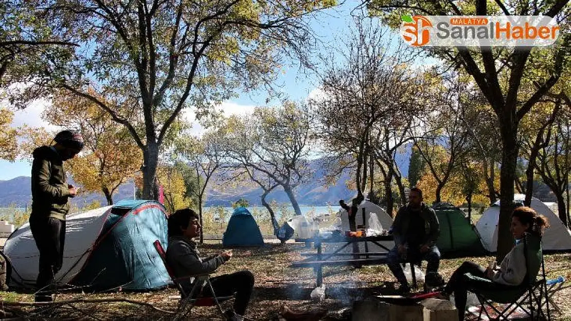 Sonbaharda kampın adresi, Hazar Gölü