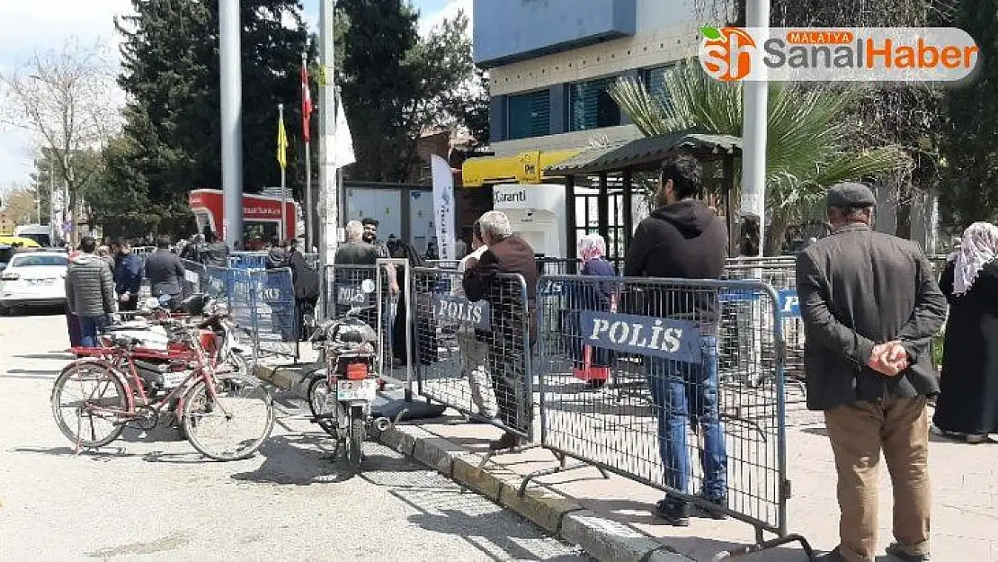 Sosyal mesafe uygulanınca kuyruk uzadı
