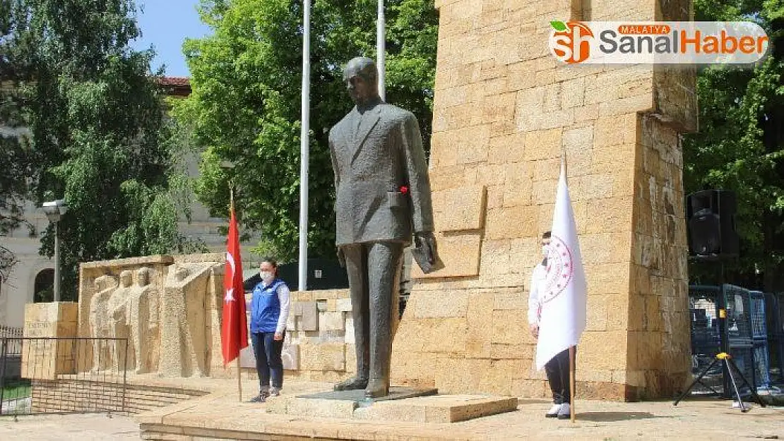 Sosyal mesafeli 19 Mayıs töreni