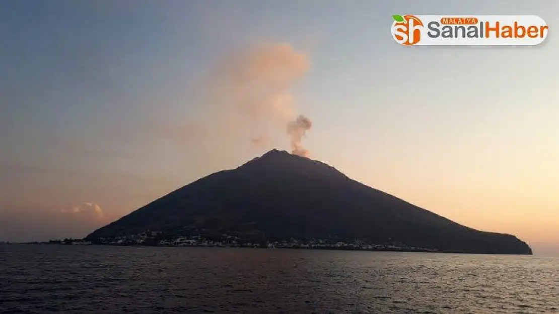 Stromboli yanardağındaki patlama turistleri korkuttu