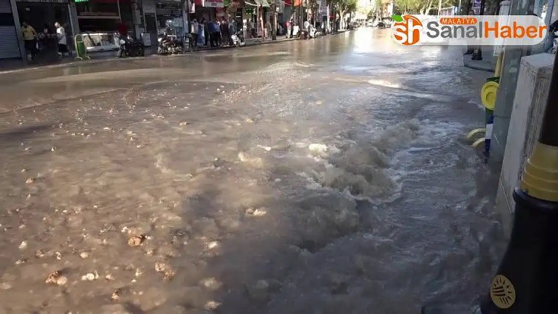 Su borusu patladı, cadde göle döndü