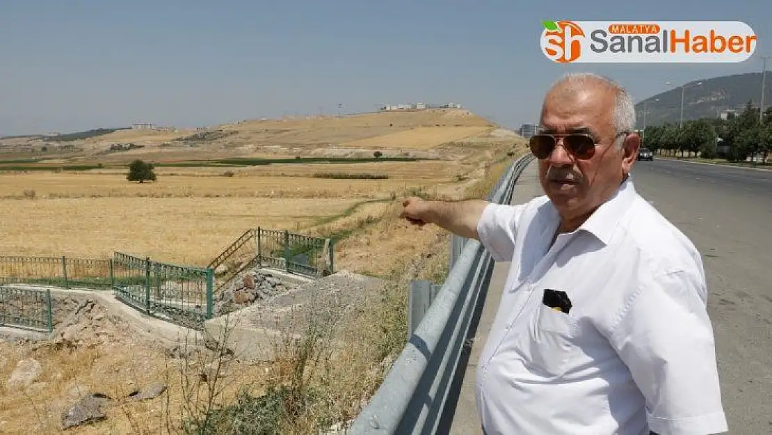 Su kanalı tarlasını ikiye böldü