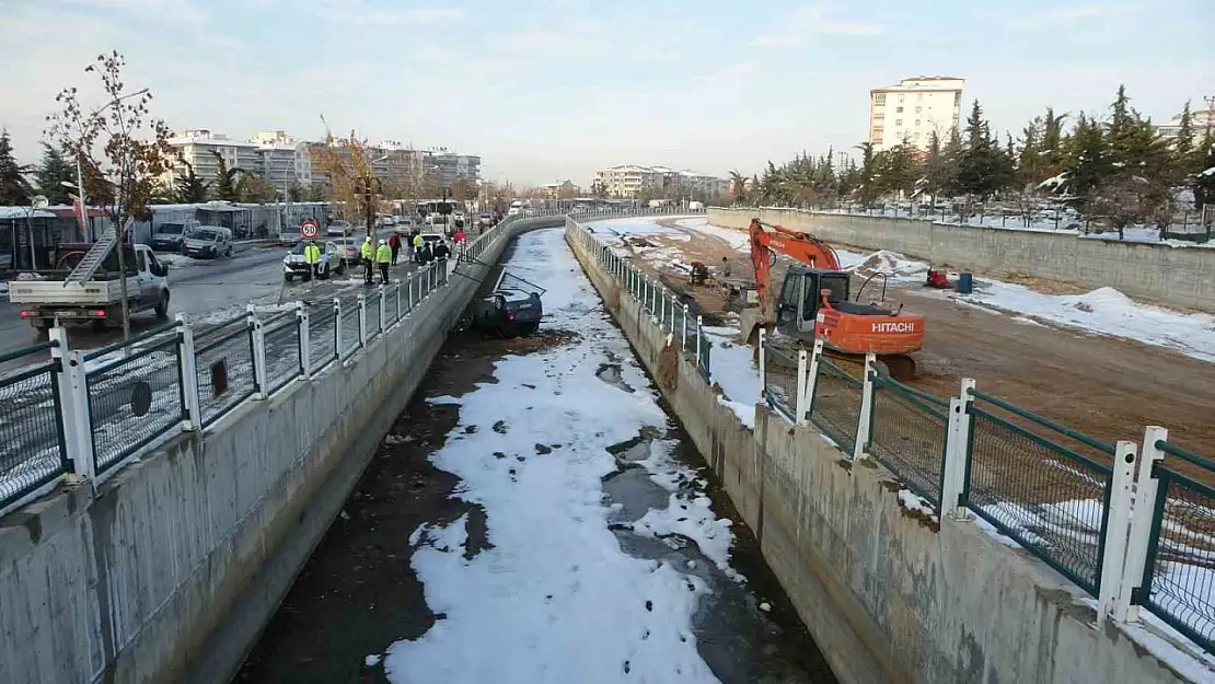 Malatya'da Sulama kanalına düşen otomobilin sürücüsü yaralandı