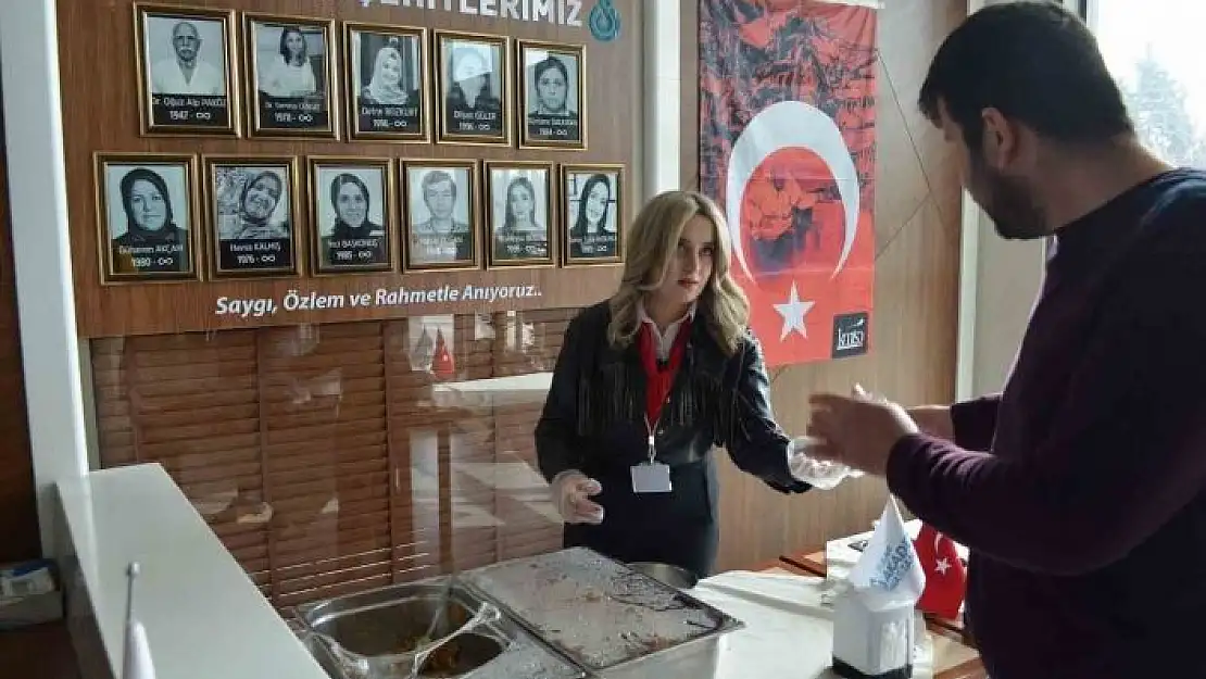 'Sular Akademi Hastanesi depremde hayatını kaybedenlerin anısına helva ikramı yaptı'