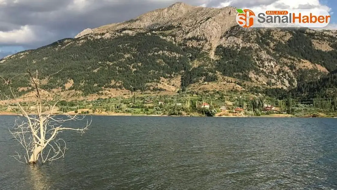 Sular altında kalan köy, fotoğrafçıların ilgi odağı oldu