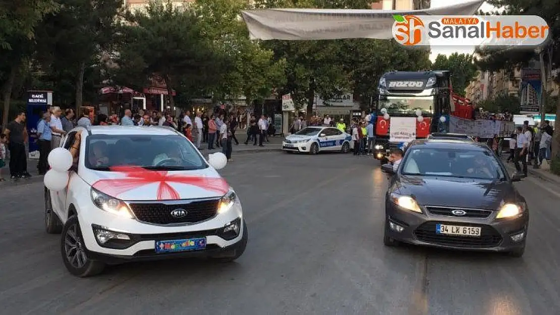 Sünnet olan çocuklara Mehteran eşliğinde tırla şehir turu