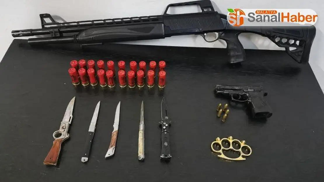 Şüpheli otomobilden silah ve bıçaklar çıktı