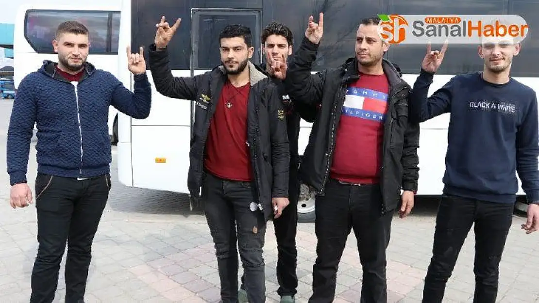 Suriyeli gençler Mehmetçiğe destek için yola çıktı