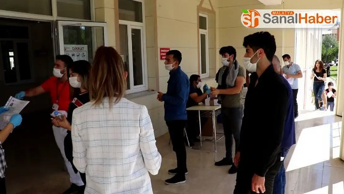 Sürücü belgesi ile sınava girmeye çalıştı, alınmayınca son anda yetişti