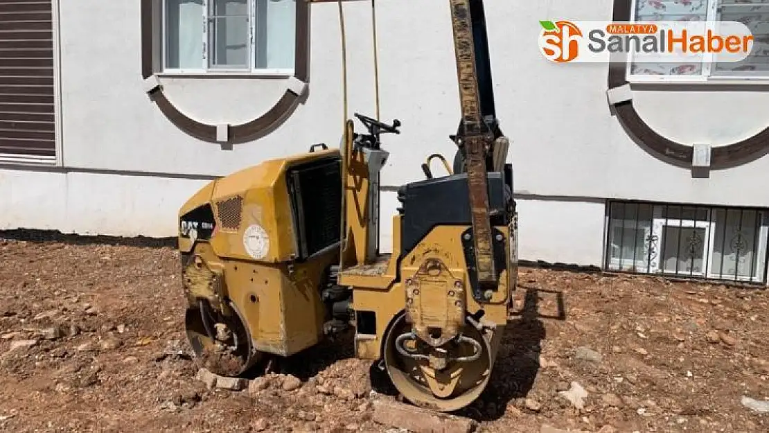 Sürücü devrilen silindirin altında kaldı