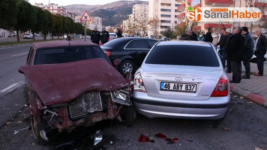 Sürücüsü olmayan araç 3 otomobile çarptı: 2 yaralı