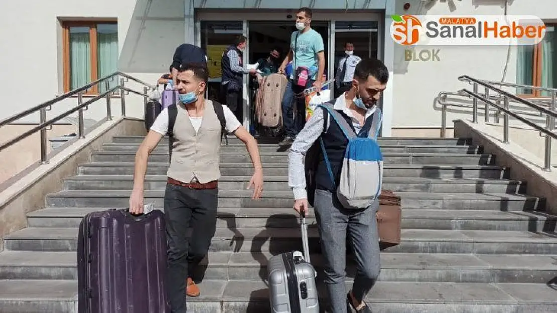 Yanlarına hatıra olarak kayısı fidanı aldılar