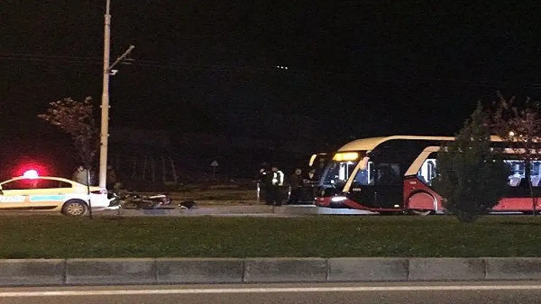 TRAMBÜS MOTOSİKLETE ÇARPTI