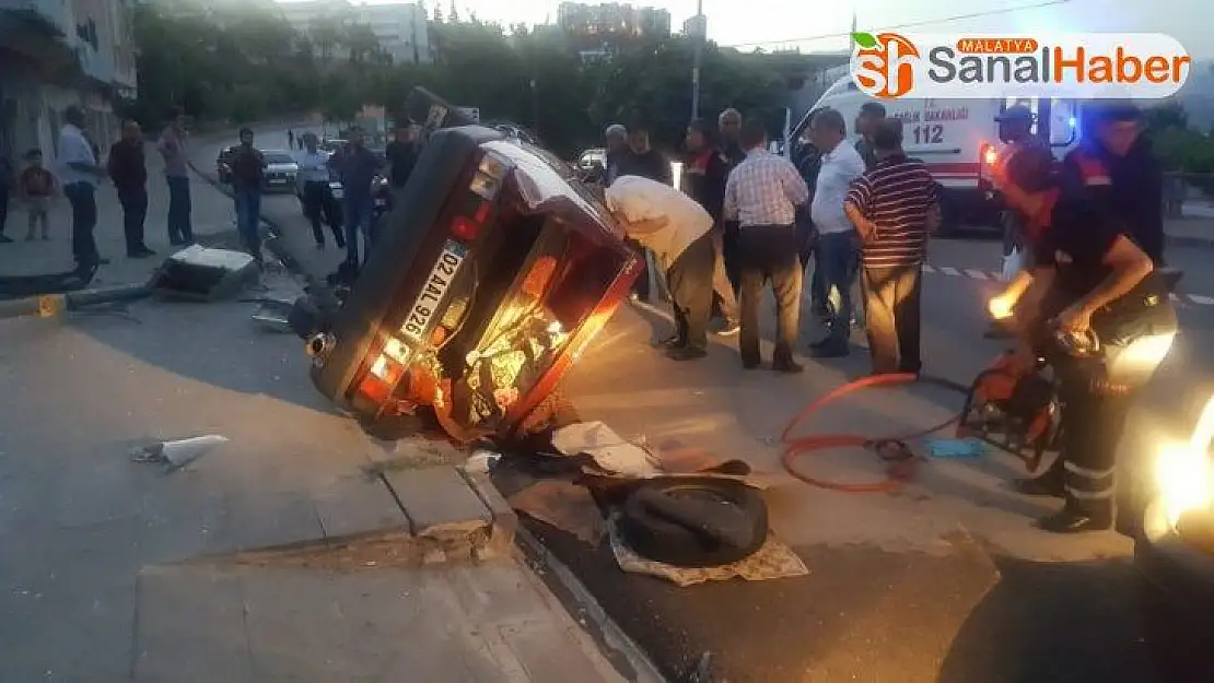 Takla atan otomobil sürücüsü güçlükle çıkartıldı