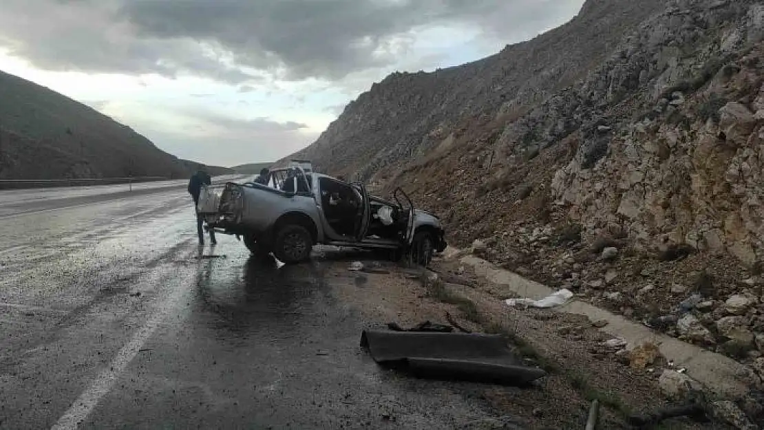 'Takla atan pikaptaki iki kişi yaralandı'