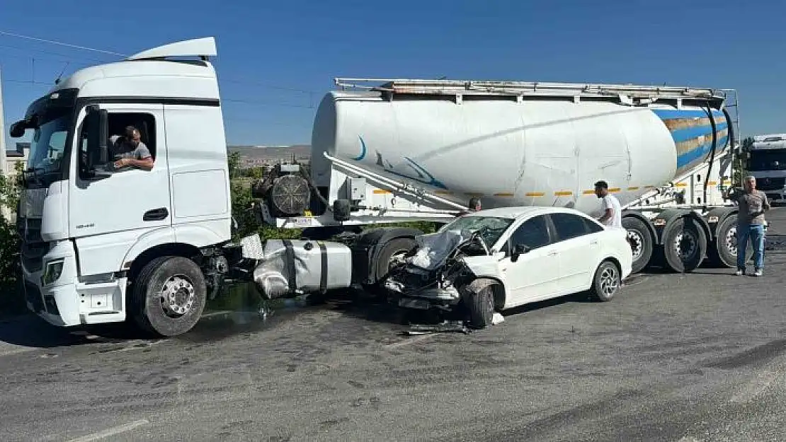 'Tanker ile otomobil çarpıştı: 1i ağır 2 yaralı'