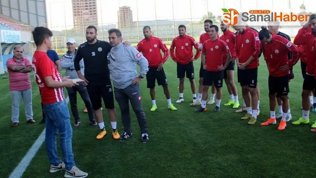 Taraftarlardan Sivas Belediyespor'a moral ziyareti