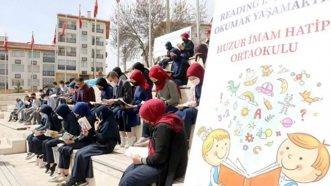 'Tarihi binanın bahçesinde kitap okudular'