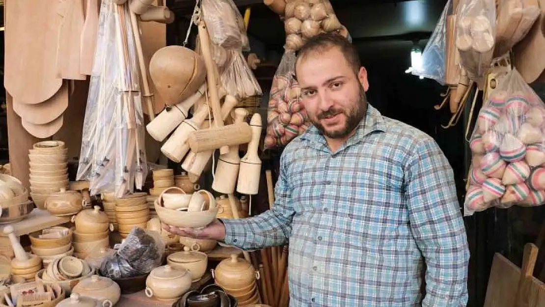 'Tarihi çarşıda ahşaba şekil veriyorlar'