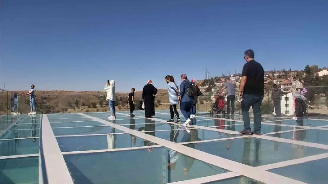 'Tarihi Harput Kalesi turistlerin gözde mekanı haline geldi'