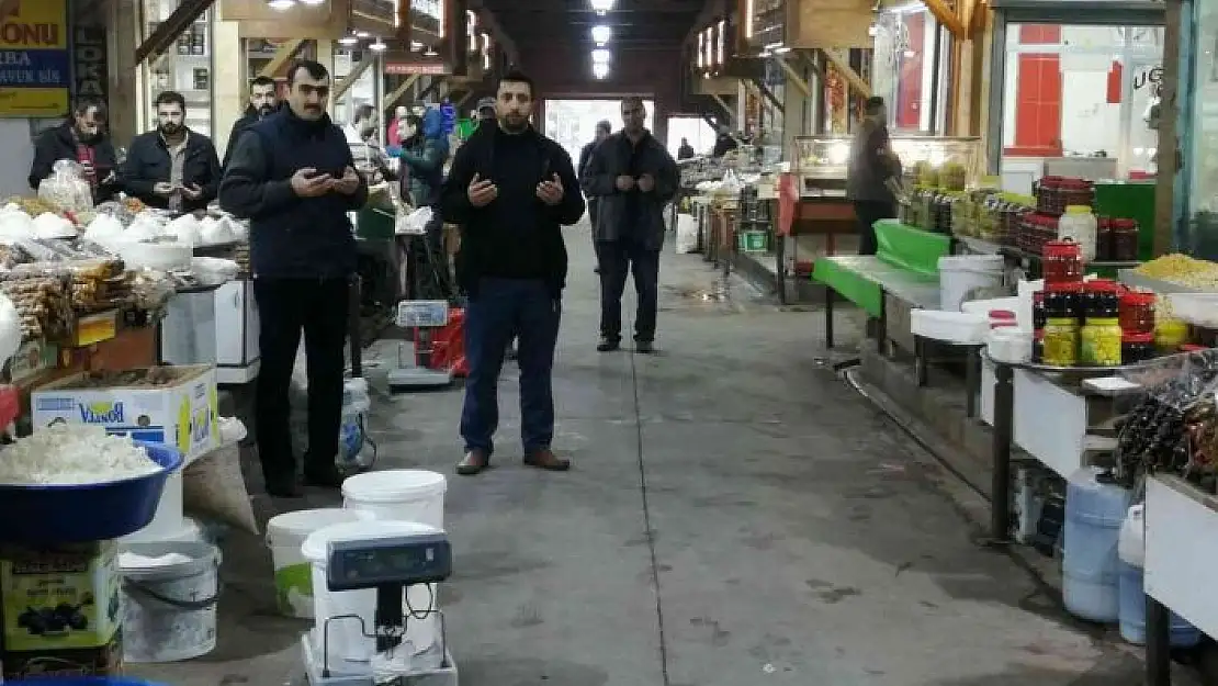 'Tarihi kapalı çarşıda ahilik geleneği sürdürülüyor: Hep birlikte dua ederek iş yerlerini açtılar'